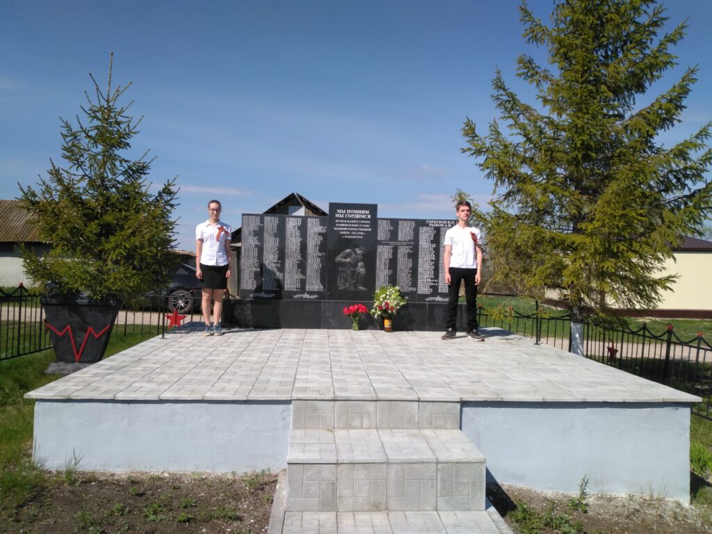 Фото у памятника погибшим воинам